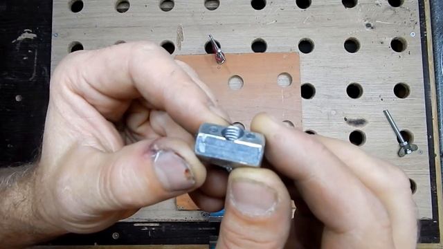 Хомутатель из болтов и гаек. Хомутатель своими руками без токарных и сварочных работ.