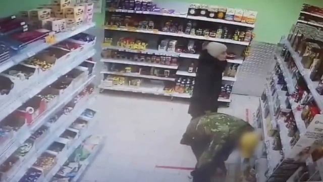 Шампуни и кофе. В Саратове арестовали серийного магазинного вора смотреть онлайн