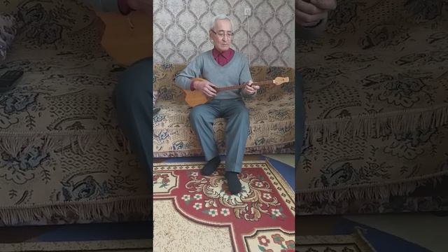 Алибеков Толеген из Жаксов на домбре смотреть онлайн