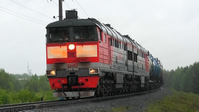 Промокший 2ТЭ116-1566 с наливным грузовым поездом