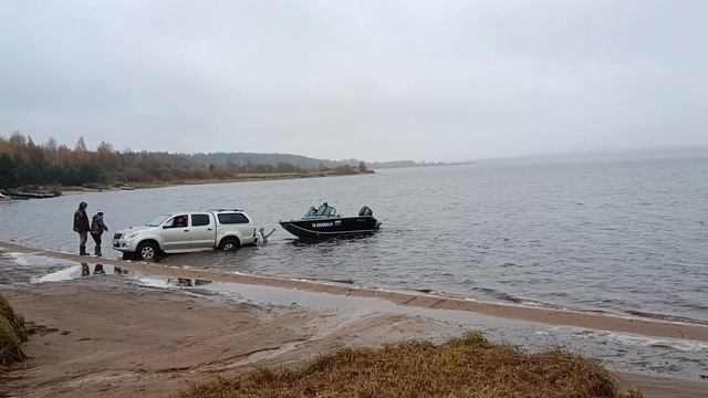 КРУТО ПОПАЛ НА ПРИЦЕП С ВОДЫ. СЛИПОВАНИЕ КАТЕРА. смотреть онлайн