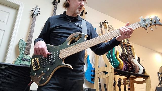 Divinity Guitar Works Oracle 5-string bass (built by Chris Benavente) смотреть онлайн