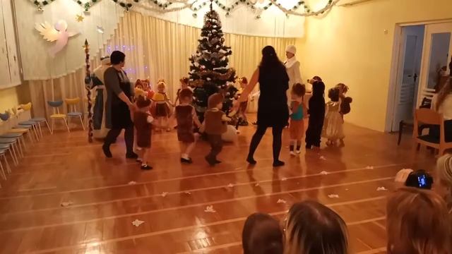 новогодний утренник/3/белочки/мишки/танец белочек/ давайте мы попрыгаем/дед мороз смотреть онлайн