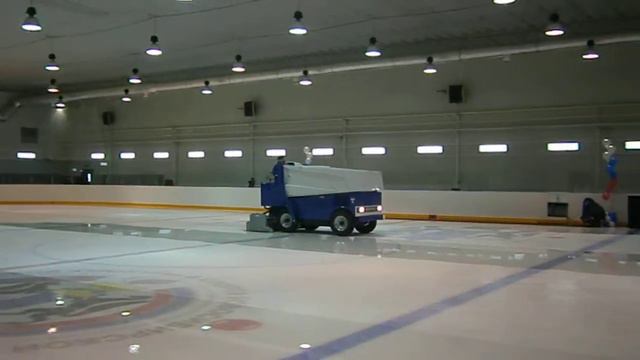Zamboni Замбони машина для снятия и залития льда Ледовая арена Родник 28.03.2014 В работе