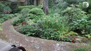 Видео журнал «Сады в отличной форме №32» Взрослый роскошный теневой сад с ручьем и водоемом.