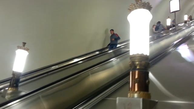 Парень спускается по эскалатору, идущему вверх. смотреть онлайн