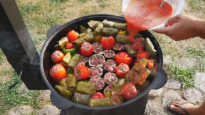 Долма или фаршированные овощи в казане на костре.