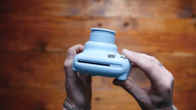 Распаковка и обзор Instax mini 11 / тест новой камеры смотреть онлайн