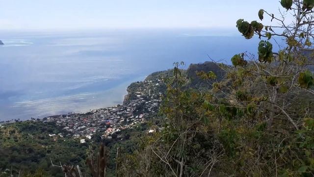 Belle vue de M'tsamboro avec ses plages et ses îlots смотреть онлайн