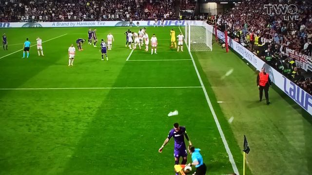 Cristiano Biraghi gets hit with a plastic cup смотреть онлайн