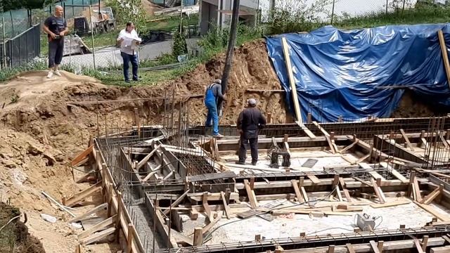 Строительство собственного дома в Болгарии -- заливка фундамента смотреть онлайн