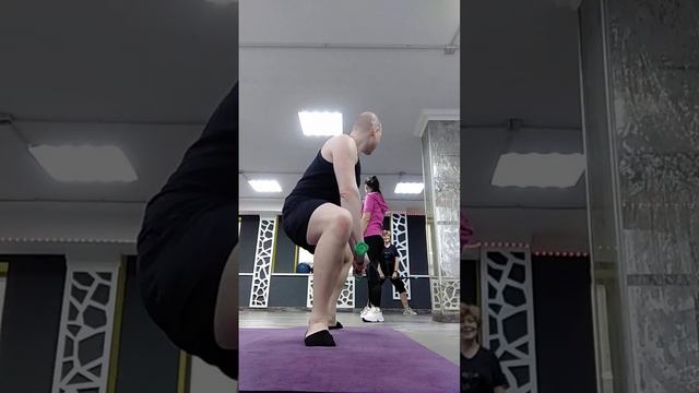 Приседание с бодибаром. Плие. Приседание. Развитие силы и выносливости. Тренировка ног. Присед. смотреть онлайн