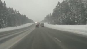 Nissan Navara В ЩЕПКИ, вылет на встречку под фуру