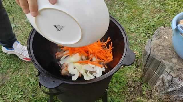 СВИНЫЕ РЕБРЫШКИ с ОВОЩАМИ и ЧЕРНОСЛИВОМ в КАЗАНЕ на костре / ЗОЛОТАЯ ОСЕНЬ смотреть онлайн