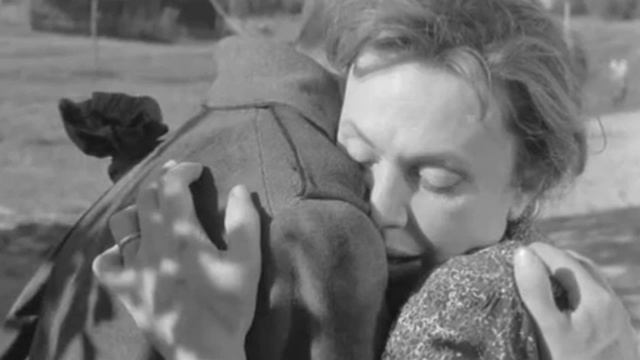 Песню "В землянке" исполняют сотрудники библиотек со своими родными смотреть онлайн