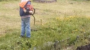 Мальчик 6 лет косит траву бензокосой