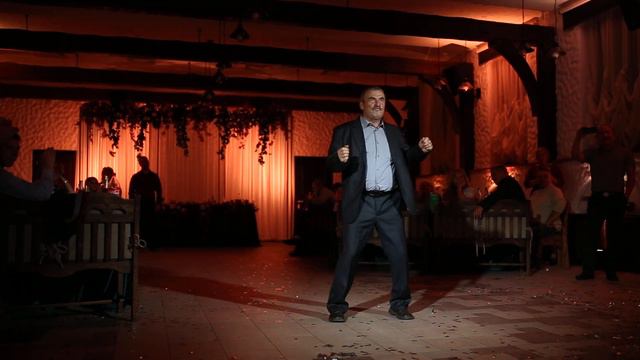 ПОПРОБУЙ ПОВТОРИТЬ ТАНЕЦ НА СВАДЬБЕ ВО ВРЕМЯ КОРОНОВИРУСА смотреть онлайн