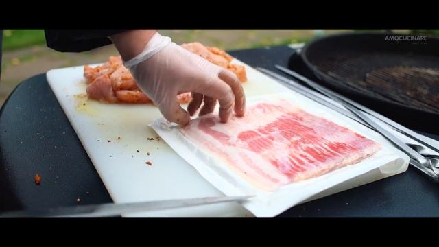Как разжечь угли без химии! Рецепт курицы с беконом на мангале! смотреть онлайн
