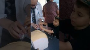 Миша делает укол