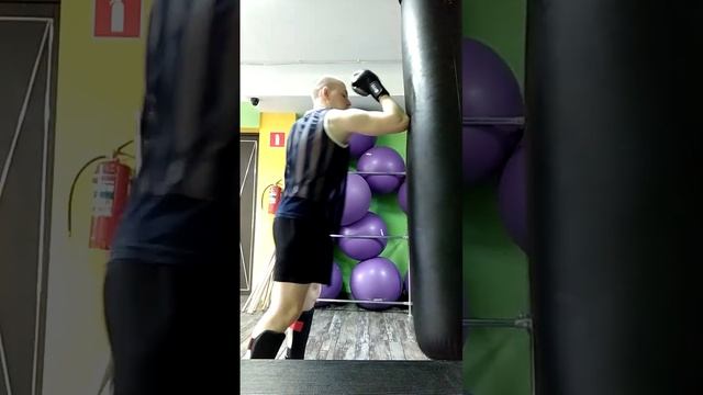 Тайский бокс. фитнес. Отработка ударов на боксерском мешке. Упор на локти и колени 3 смотреть онлайн