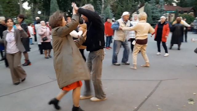 РОЗЫ, РОЗЫ, РОЗЫ ДЛЯ ТЕБЯ!!!??ТАНЦЫ В ПАРКЕ ГОРЬКОГО!!!??ХАРЬКОВ 2021 смотреть онлайн