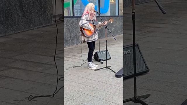 певица зажгла на Арбате Половина (кавер на Танцы минус) смотреть онлайн