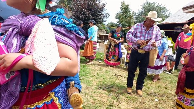 EL SEÑOR SALVADOR ALONSO LES ESTA REGALANDO UNOS PANTALONES AL CARGERO Y A SU PAPÁ смотреть онлайн