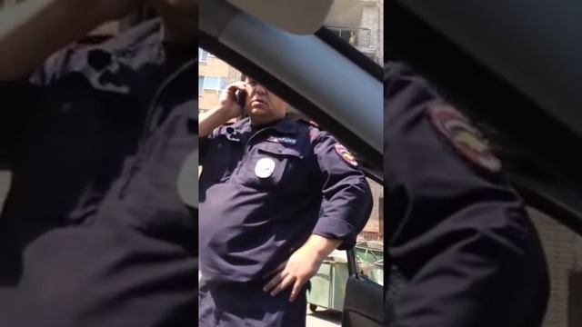 Полицейский беспредел ! Полицейский вырывает телефон у таксиста смотреть онлайн