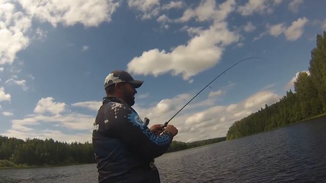 Ловля окуня на озере. Спиннинг с лодки. Микроджиг летом. Рыбалка 2017. смотреть онлайн