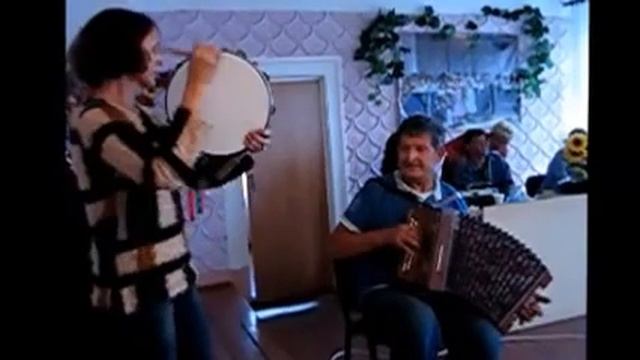 На гармони играет кузнец из села Любимовка Запорожской области Николай Гейко смотреть онлайн