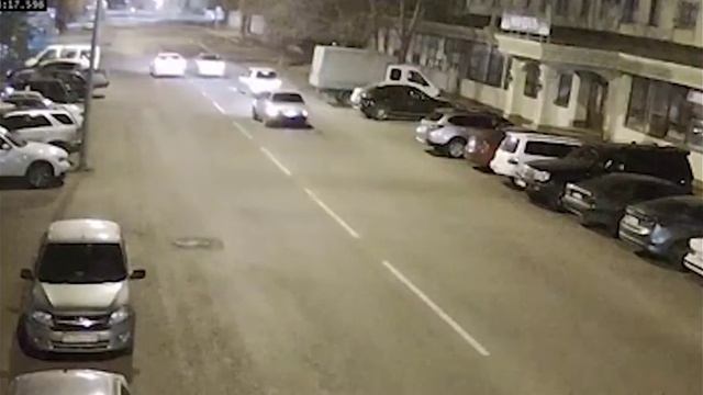 Набирал скорость: водитель прокатил бывшую жену на капоте авто в Нур-Султане