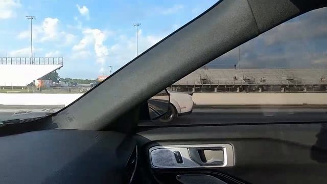 Dodge Hellcat vs Ford Explorer ST смотреть онлайн