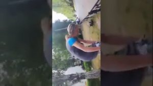 Неадекватная девушка разделась на улице Ульяновск