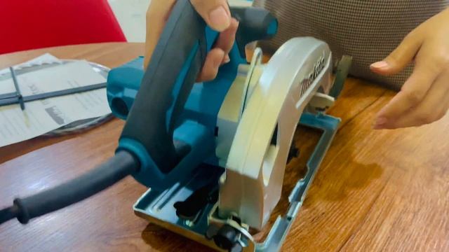 Makita HS7010 Circular Saw /1600W. смотреть онлайн