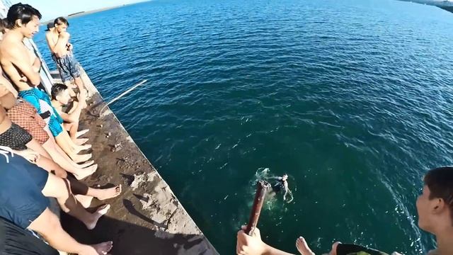 Прыжки в воду. Плотина ГЭС. Домик смотреть онлайн