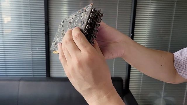 The SR vga card can support 12pcs mini DisplayPort for Multi display смотреть онлайн