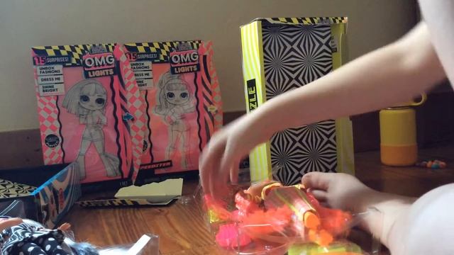 THE WHOLE CREW OF LOL OMG LIGHTS! Unboxing Dazzle and Groovy Babe смотреть онлайн