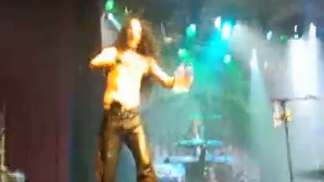 Dragonforce LIVE IN SINGAPORE- ZP Theart working the crowd! смотреть онлайн