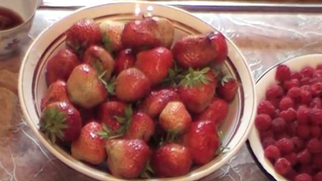 Малина сыроедов... с клубничкой...:-) смотреть онлайн