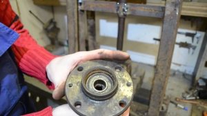 Извлечение остатка подшипника после неудачного снятия ступицы или выпрессовки подшипника.