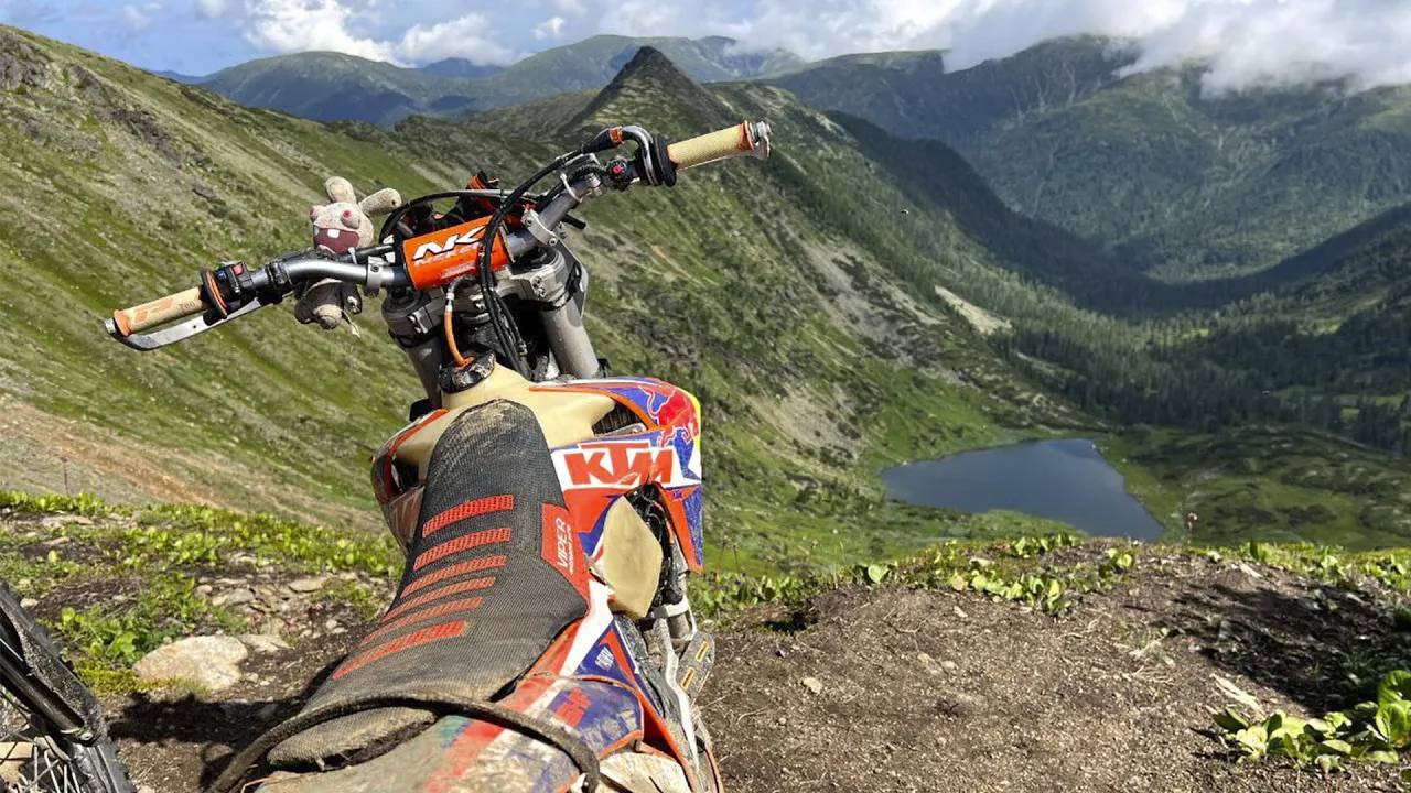 Пик Черского на мотоциклах. Эндуро покатушка смотреть онлайн