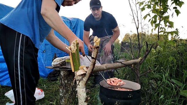 Паримся в походной бане на берегу озера! Собираю в лесу первые грибы! смотреть онлайн
