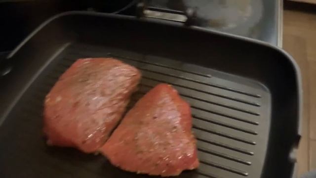 Стейк Готовим стейк из говядины Как пожарить стейк на гриле Простой рецепт в домашних условиях смотреть онлайн