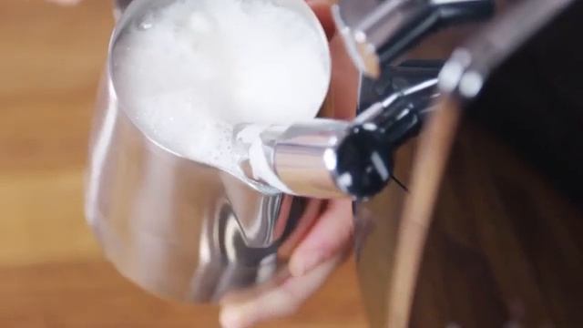 Кофемашина Delonghi Dinamica: вспенивание молока вручную смотреть онлайн