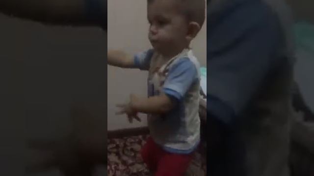 Это мальчику уже 1годик он взорвал весь интернет своим зажигательным танце!! смотреть онлайн