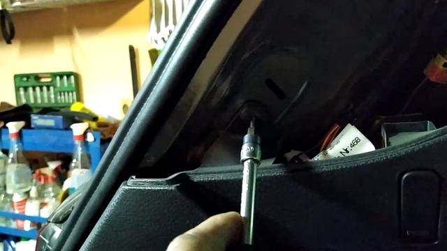 VW TUAREG 2015г.в.,как снять обшивку в багажнике чтоб добратся до боковой форточки. смотреть онлайн