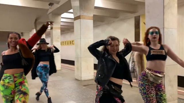 Bola Rebola - Tropkillaz, J Balvin, Anitta, Mc Zaac смотреть онлайн