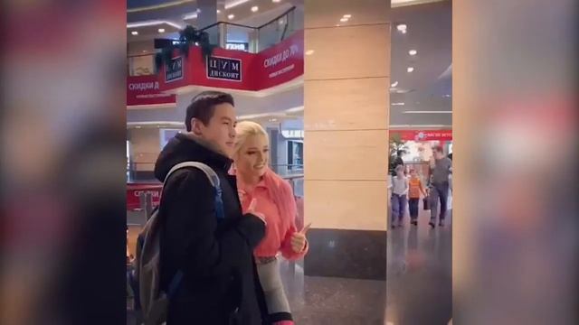 КРАСОТКА ТАНЦУЕТ ТВЕРК В ТЦ (РЕАКЦИЯ ЛЮДЕЙ) смотреть онлайн