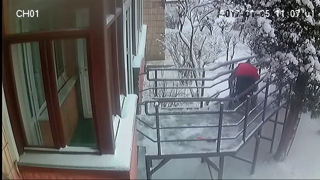 Уборка снега в инвалидной коляске - это просто! смотреть онлайн