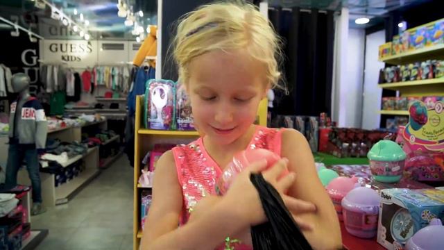 Baffy fish in the pool and play with her uncle, kids video. смотреть онлайн